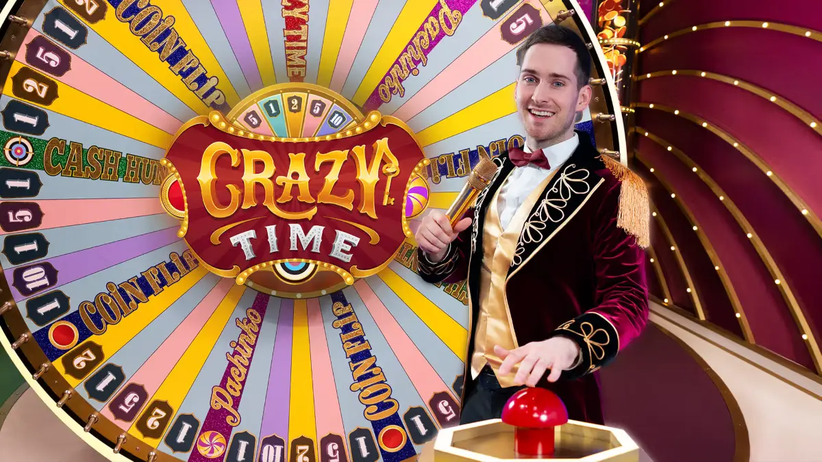 مقدّم برنامج Crazy Time أمام العجلة في استوديو Evolution